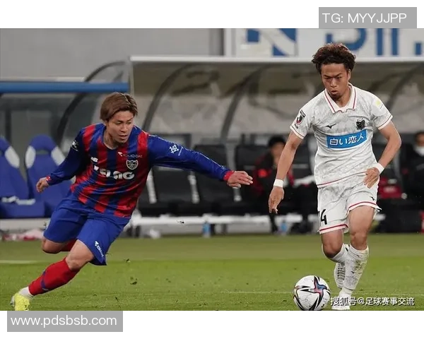 大阪钢花与札幌冈萨的激烈对决展现足球魅力与团队精神
