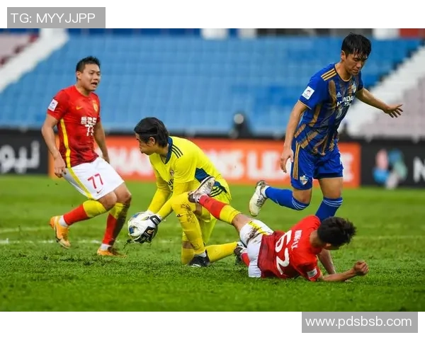 广州足球队比赛经验引发热议球迷对战术选择和临场表现展开激烈讨论MBA 广州足球队比赛经验引发热议球迷对战术选择和临场表现展开激烈讨论MBA