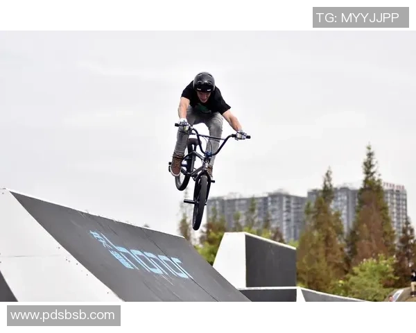 成都飞盘队在世界滑板锦标赛中的灵活性表现引发热议与关注MBA 成都飞盘队在世界滑板锦标赛中的灵活性表现引发热议与关注MBA