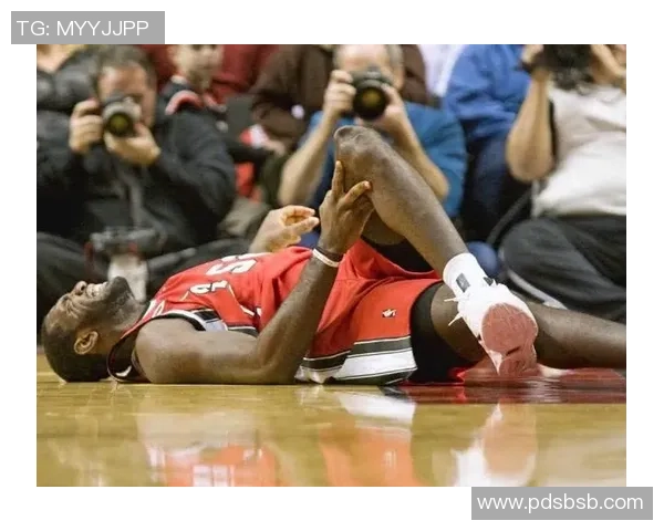 篮球明星在比赛中突发晕倒引发关注医生紧急救治现场情况令人担忧